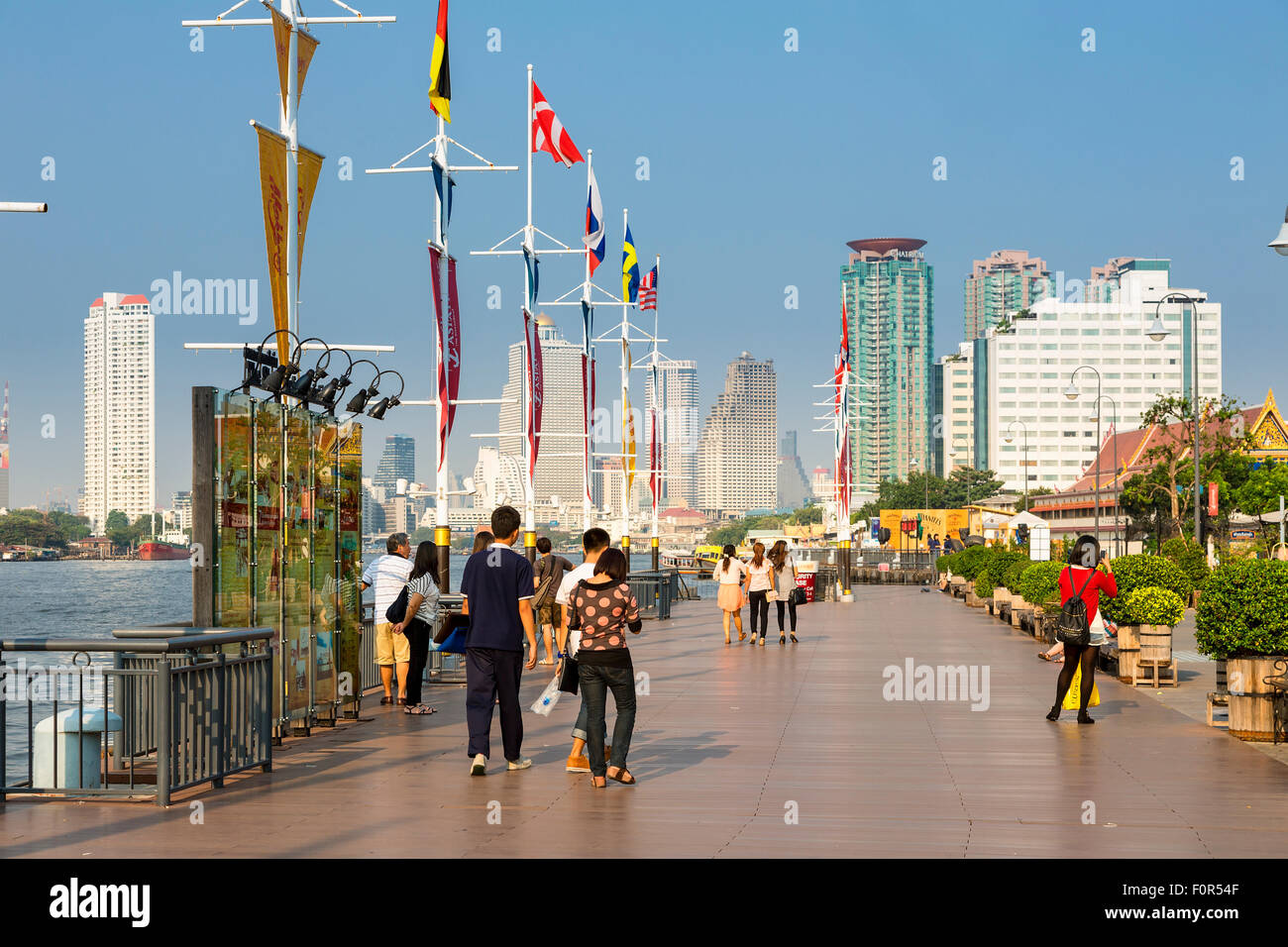 Menschen-Shop im Asiatique der Riverfront. Welches ist die neueste Bangkok Night Market, eröffnet im Mai 2012 Stockfoto