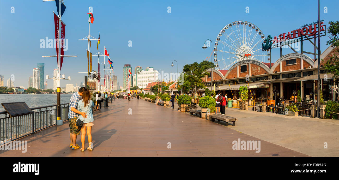 Menschen-Shop im Asiatique der Riverfront. Welches ist die neueste Bangkok Night Market, eröffnet im Mai 2012 Stockfoto