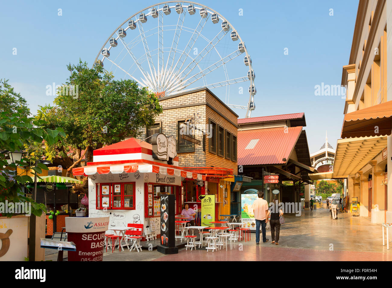 Menschen-Shop im Asiatique der Riverfront. Welches ist die neueste Bangkok Night Market, eröffnet im Mai 2012 Stockfoto