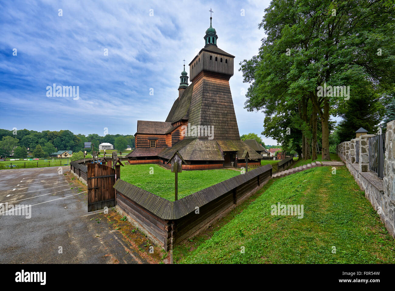 hölzerne Kirche der Heiligen Maria Himmelfahrt und St. Michael Erzengel, Haczow, Polen Stockfoto