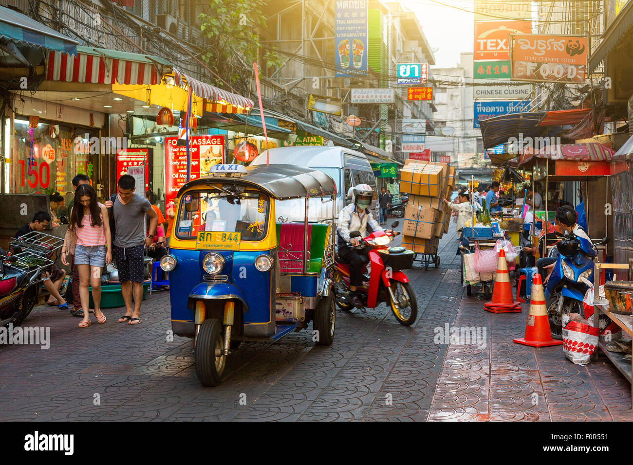 Bangkok, Chinatown Bezirk, Thanon Phadungdao Street Stockfoto