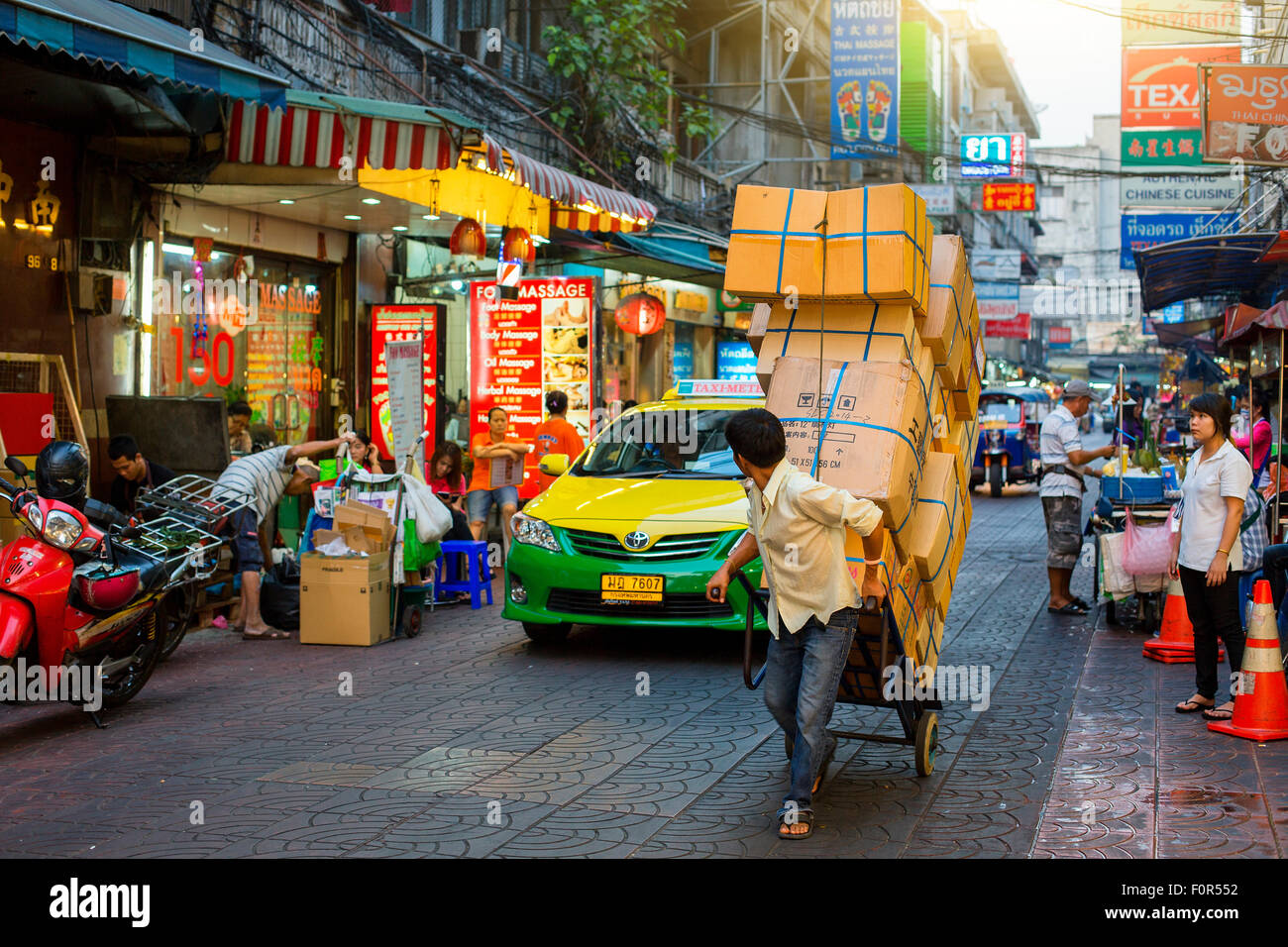 Bangkok, Chinatown Bezirk, Thanon Phadungdao Street Stockfoto