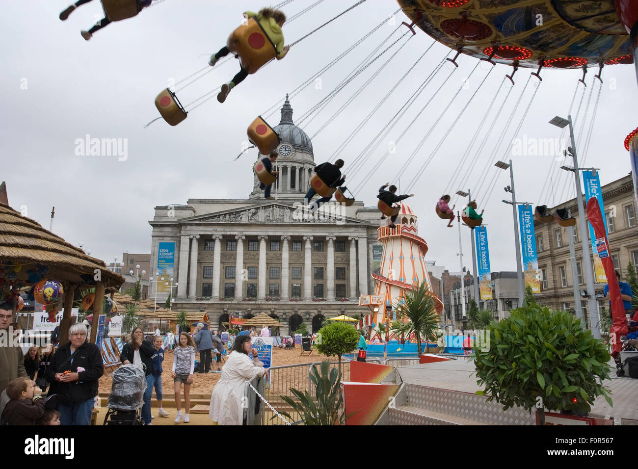 Nottingham Riviera, vorübergehende künstliche Stadtstrand und Festplatz auf dem alten Marktplatz, Stadtzentrum Nottingham UK Stockfoto