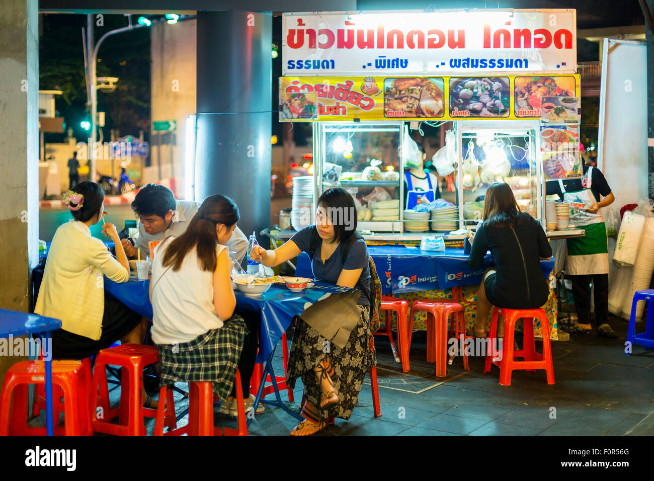 Thailand, Bangkok, Leute auf der Straße Essen Stockfoto