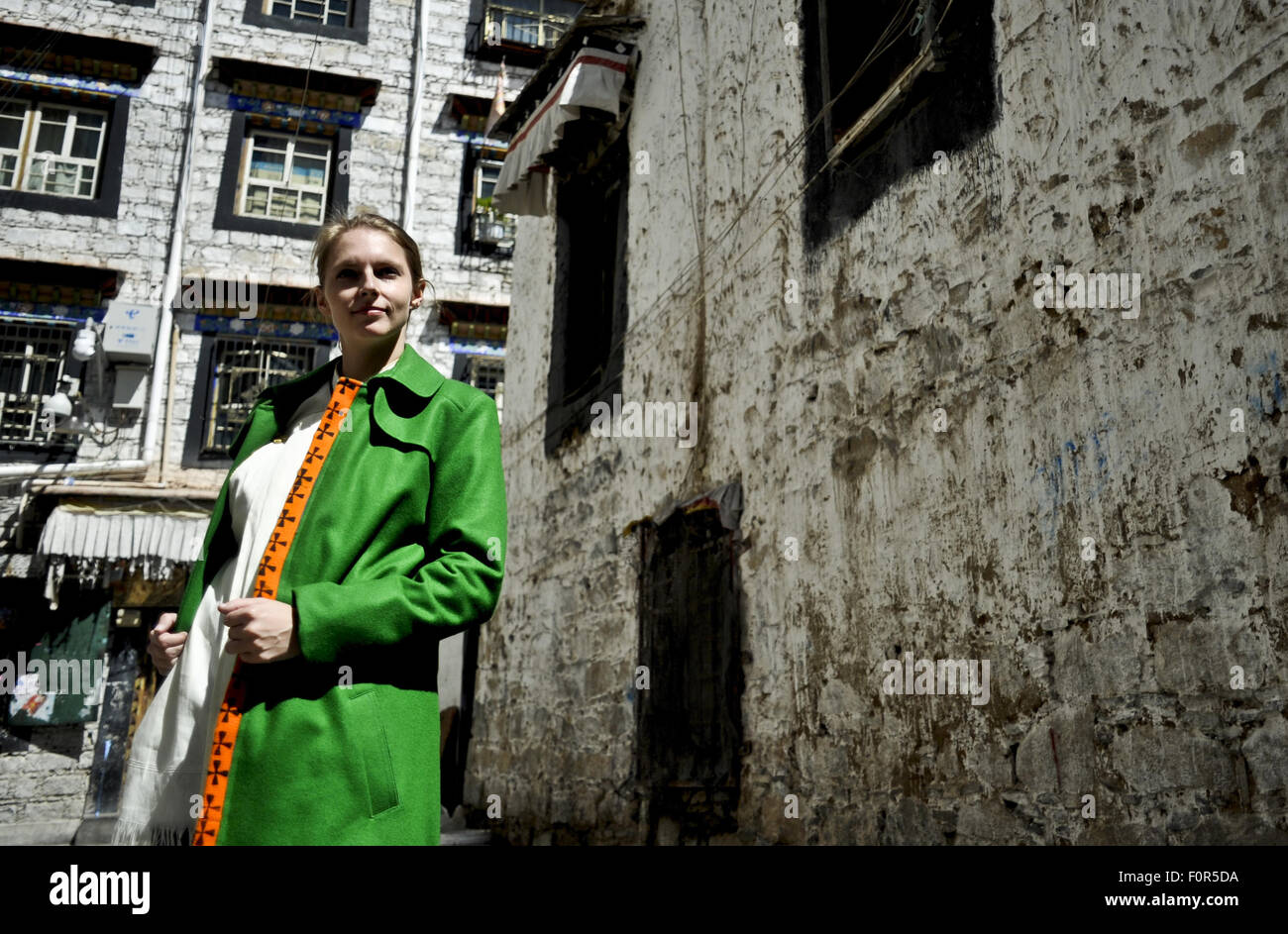 Lhasa. 20. August 2015. Ein Modell stellt eine Kreation von Genqoi Tashi in Lhasa, der Hauptstadt von Südwesten Chinas Tibet autonome Region entworfen. Genqoi Tashi, 32, etablierte seine eigene Modemarke Yeeom, verbindet traditionellen Kultur der tibetischen Volksgruppe und moderne Mode, im Jahr 2012. Genqoi Tashi hat die Modemarke Yeeom bekannt weltweit und nimmt Aufträge aus Indien, Nepal und europäischen Ländern. © Xinhua/Alamy Live-Nachrichten Stockfoto