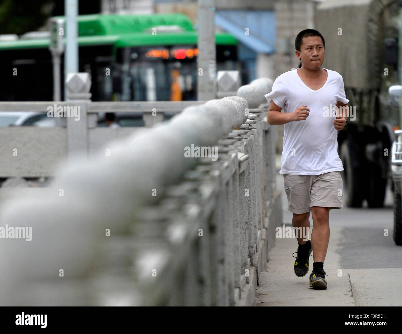 Lhasa, China Tibet autonome Region. 16. August 2015. Genqoi Tashi joggt am Ufer des Flusses Lhasa in Lhasa, der Hauptstadt von Südwesten Chinas Tibet autonome Region, 16. August 2015. Genqoi Tashi, 32, etablierte seine eigene Modemarke Yeeom, verbindet traditionellen Kultur der tibetischen Volksgruppe und moderne Mode, im Jahr 2012. Genqoi Tashi hat die Modemarke Yeeom bekannt weltweit und nimmt Aufträge aus Indien, Nepal und europäischen Ländern. © Liu Dongjun/Xinhua/Alamy Live-Nachrichten Stockfoto