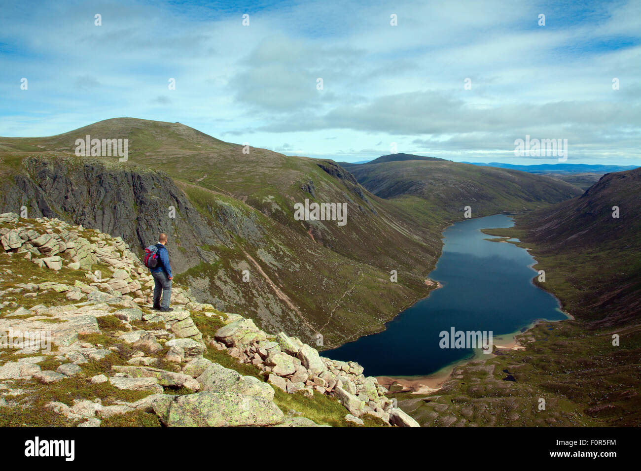 Cairn Gorm, Loch Avon und das Loch Avon Becken aus Stein Felsen Zuflucht, Cairngorm National Park, Badenoch und Speyside, Highland Stockfoto