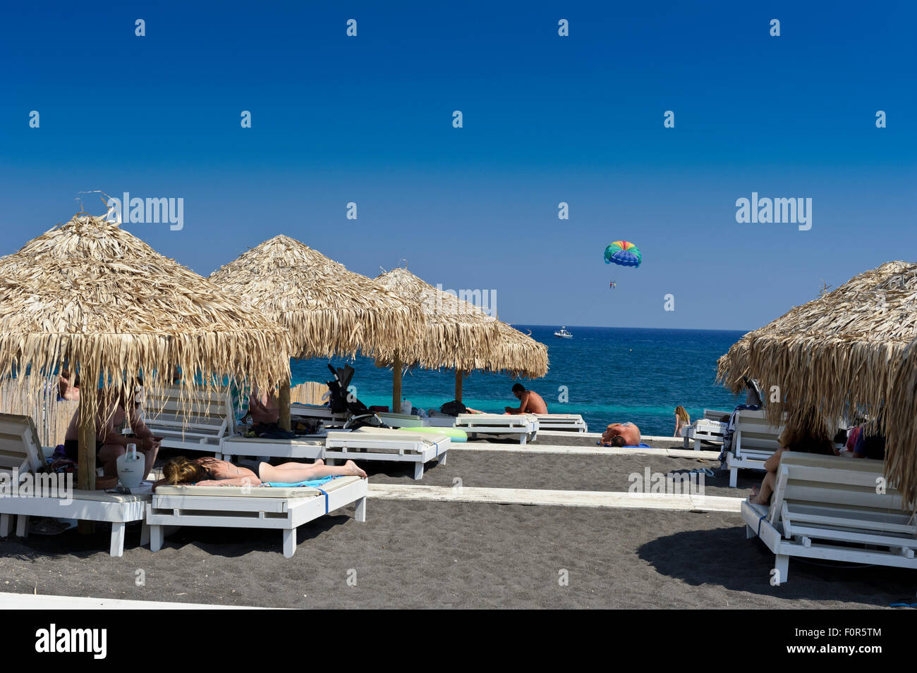 Perissa Beach, einem der Santorini Strände mit schwarzem Sand, Griechenland. Stockfoto