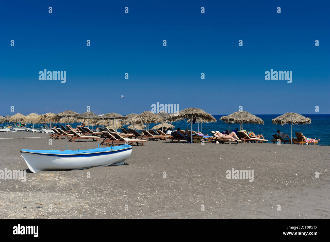 Perissa Beach, einem der Santorini Strände mit schwarzem Sand, Griechenland. Stockfoto