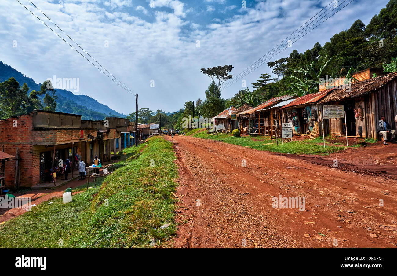 Straße mit handwerklichen Geschäften, Buhoma, Bwindi Impenetrable National Park, Uganda, Afrika Stockfoto