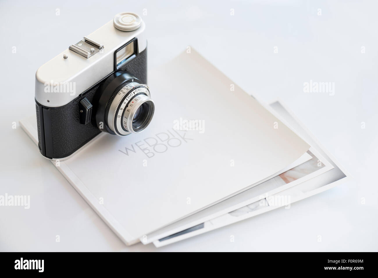 35mm Vintage Fotokamera auf Hochzeit Buch mit print Stockfoto