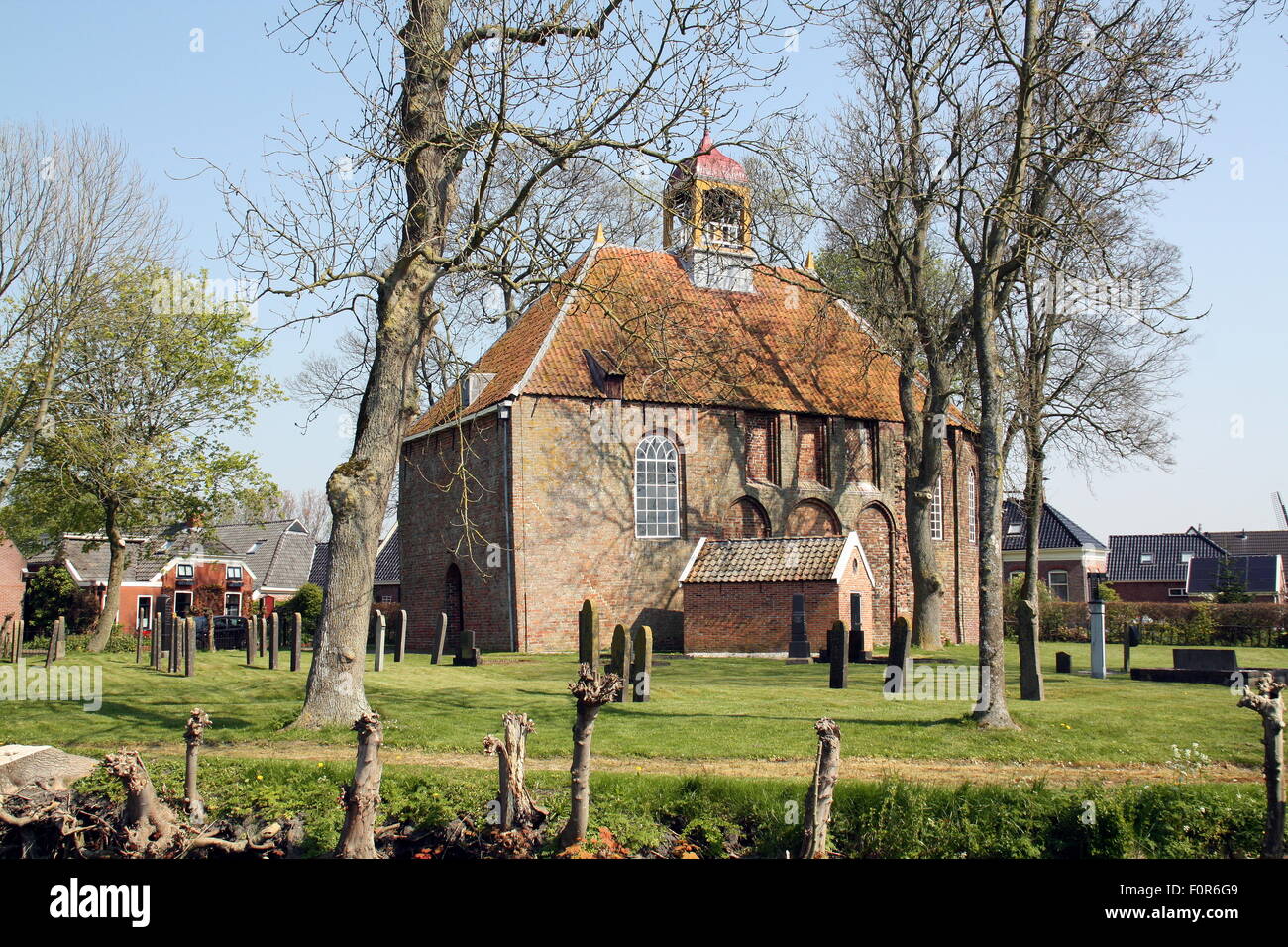 Thesinge. April-20-2014. Kloster Kirche (Saint-Felicitas) von 1250 in Thesinge. Niederlande Stockfoto