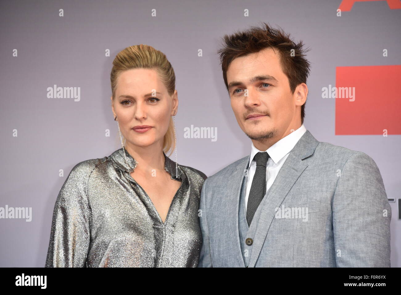 Berlin, Deutschland. 19. August 2015. Rupert Freind und Aimee Mullins an der Premiere HITMAN – AGENT 47 in Berlin /19.08.2015/picture Allianz Credit: Dpa picture-Alliance/Alamy Live News Stockfoto