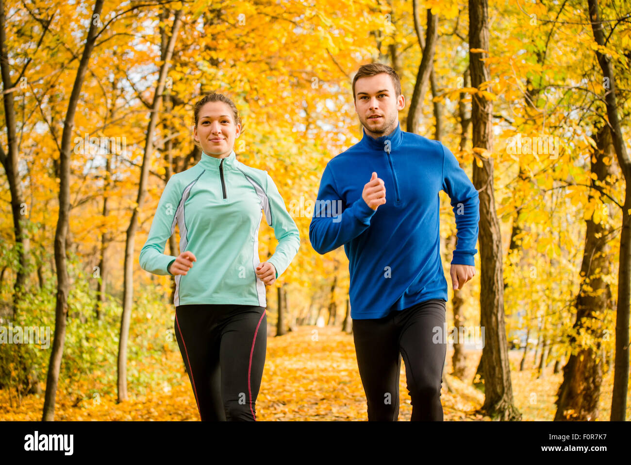 Junges Paar zusammen in schönen Herbst Natur joggen Stockfoto