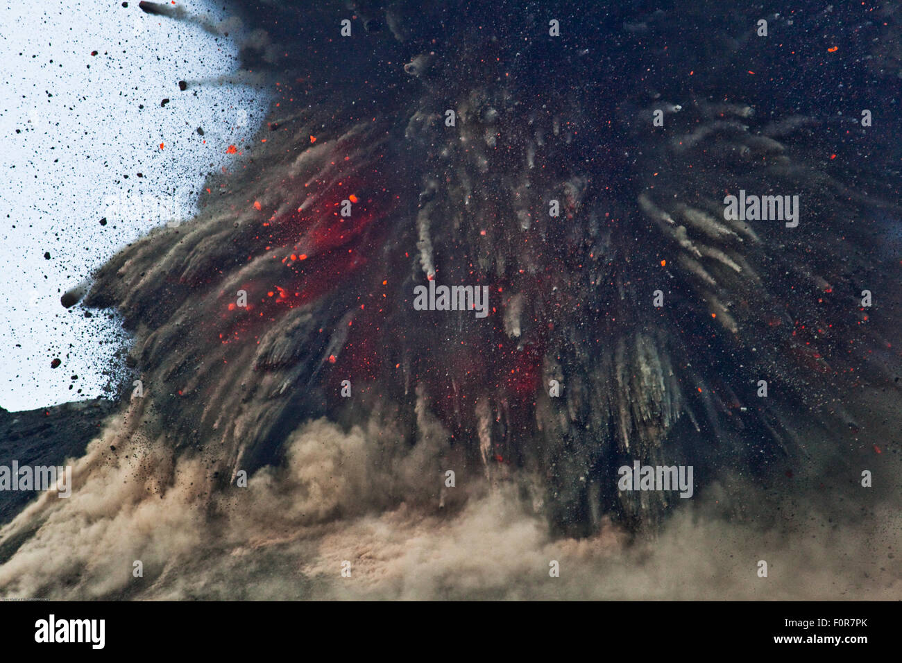 Leistungsstarke Vulkanausbruch von Anak Krakatau Vulkan, Sunda-Straße, Indonesien Stockfoto