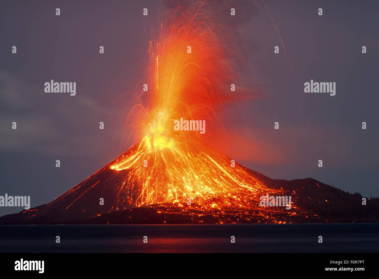 Starke nächtliche Vulkanausbruch von Anak Krakatau Vulkan, Sunda-Straße, Indonesien Stockfoto