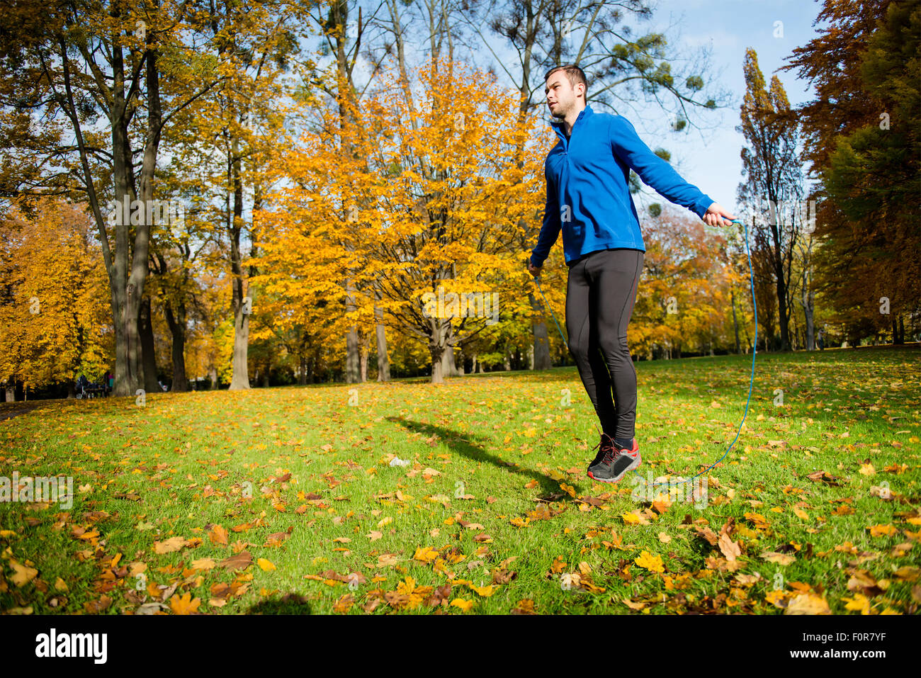 Workout - junger Mann mit Springseil Springen Stockfoto