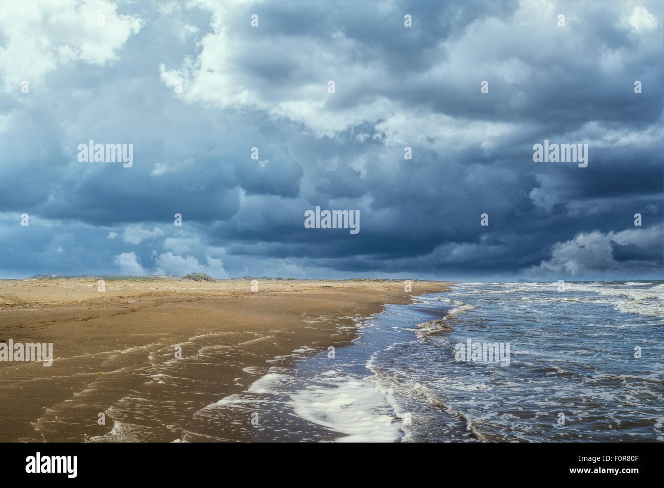 Ein stürmischer Tag am Strand Stockfoto