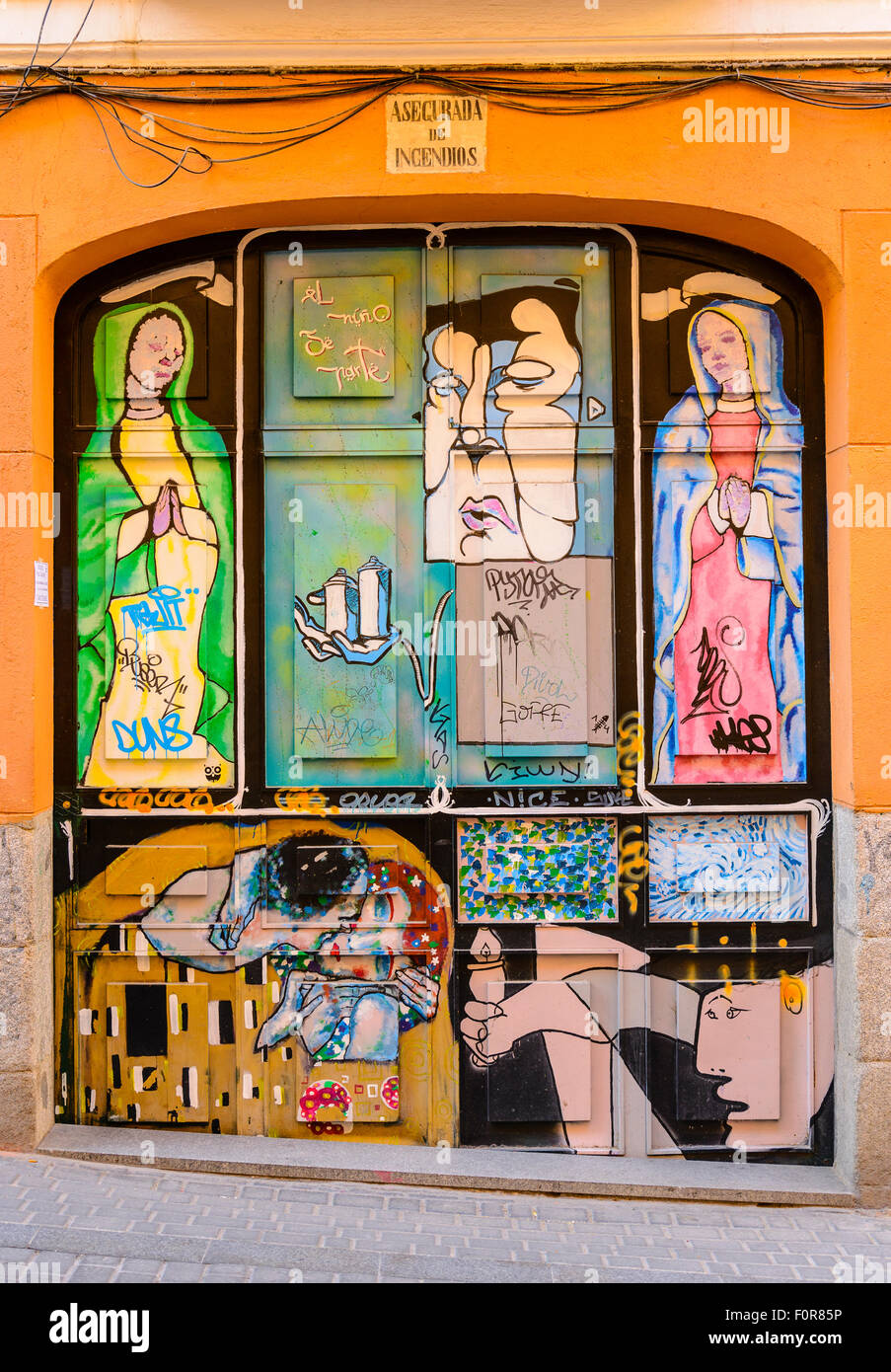 Graffiti auf Fensterläden Ladentür in Madrid Spanien Stockfoto