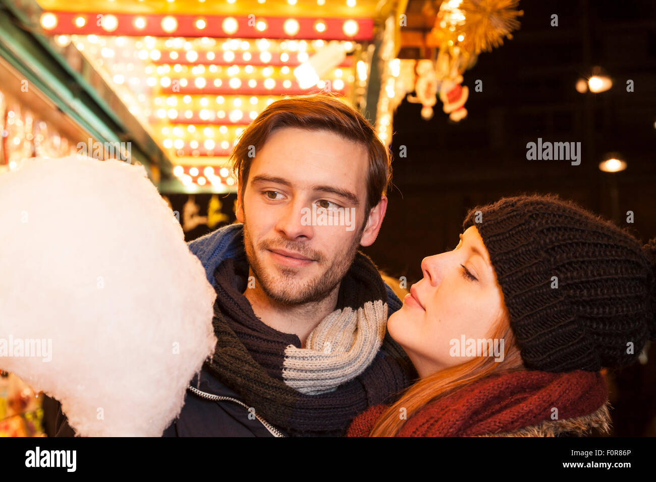 paar essen Zuckerwatte auf Weihnachten Kirmes Stockfoto