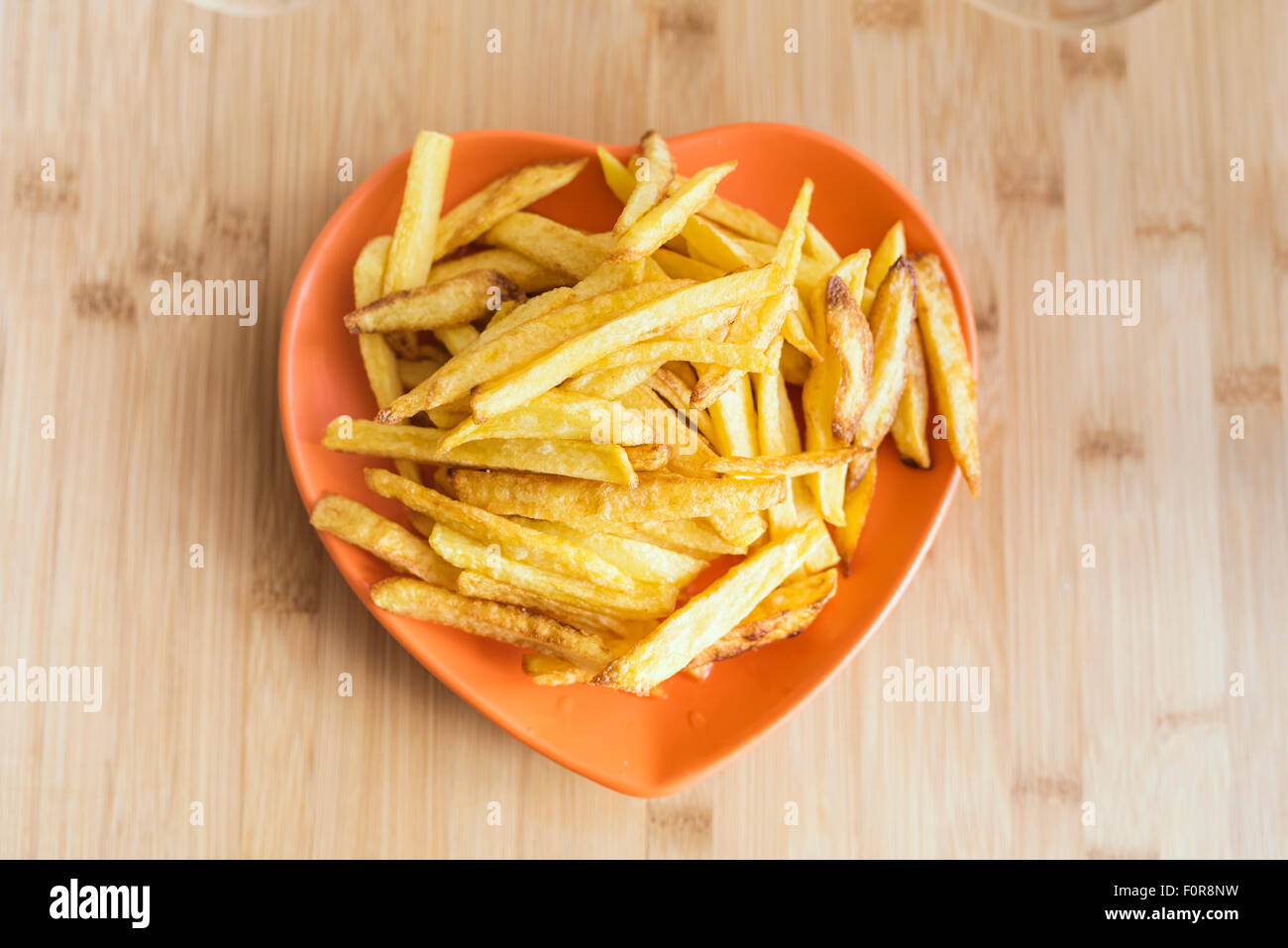 Französisch Bratkartoffeln auf hölzernen Hintergrund Stockfoto
