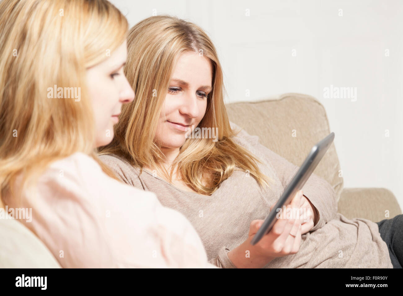 Freundinnen mit Tablet-computer Stockfoto