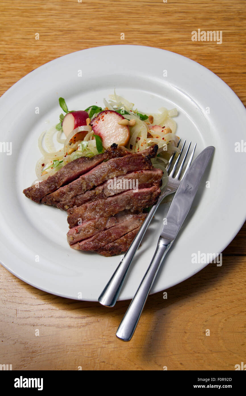 Iberico Abanico Pfirsich, Fenchel, Basilikum und Pinienkernen Salat eingebrannt. Stockfoto