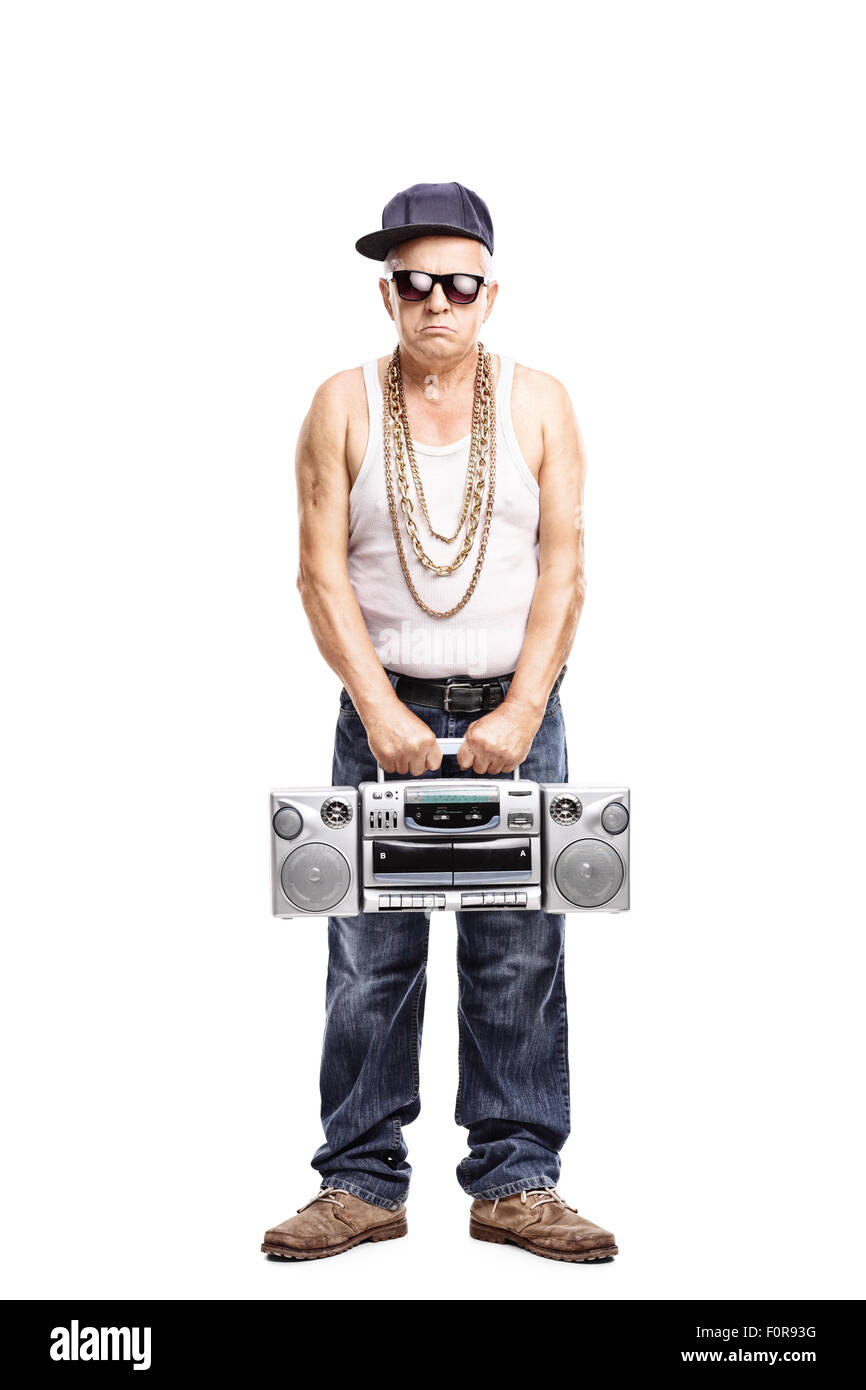 In voller Länge Portrait von Hardcore-Rapper halten einen Ghetto-Blaster und schaut in die Kamera, die isoliert auf weißem Hintergrund Stockfoto