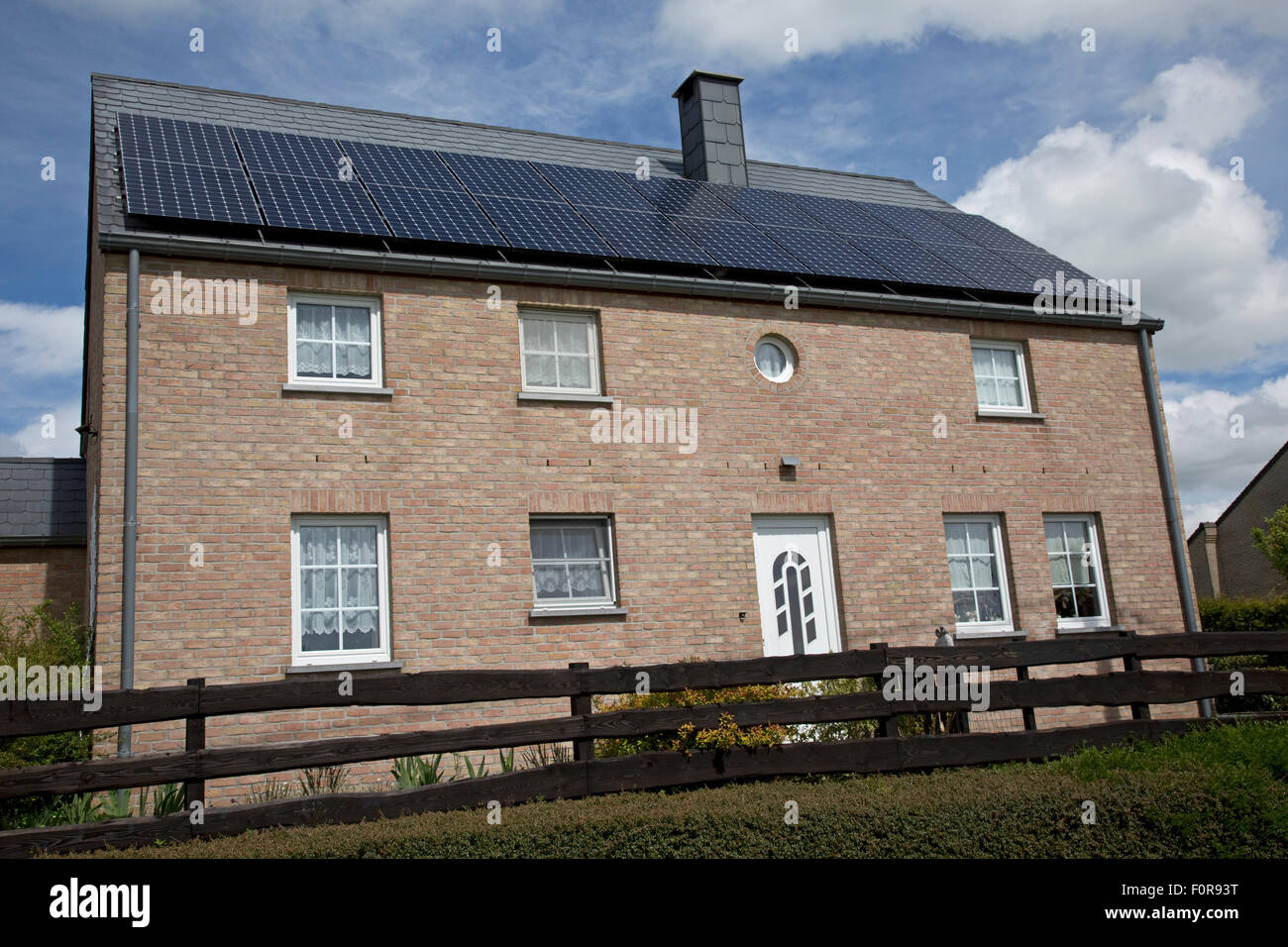 Photovoltaik-PV-Solarzellen am Dach des inländischen Haus in Deutschland Stockfoto