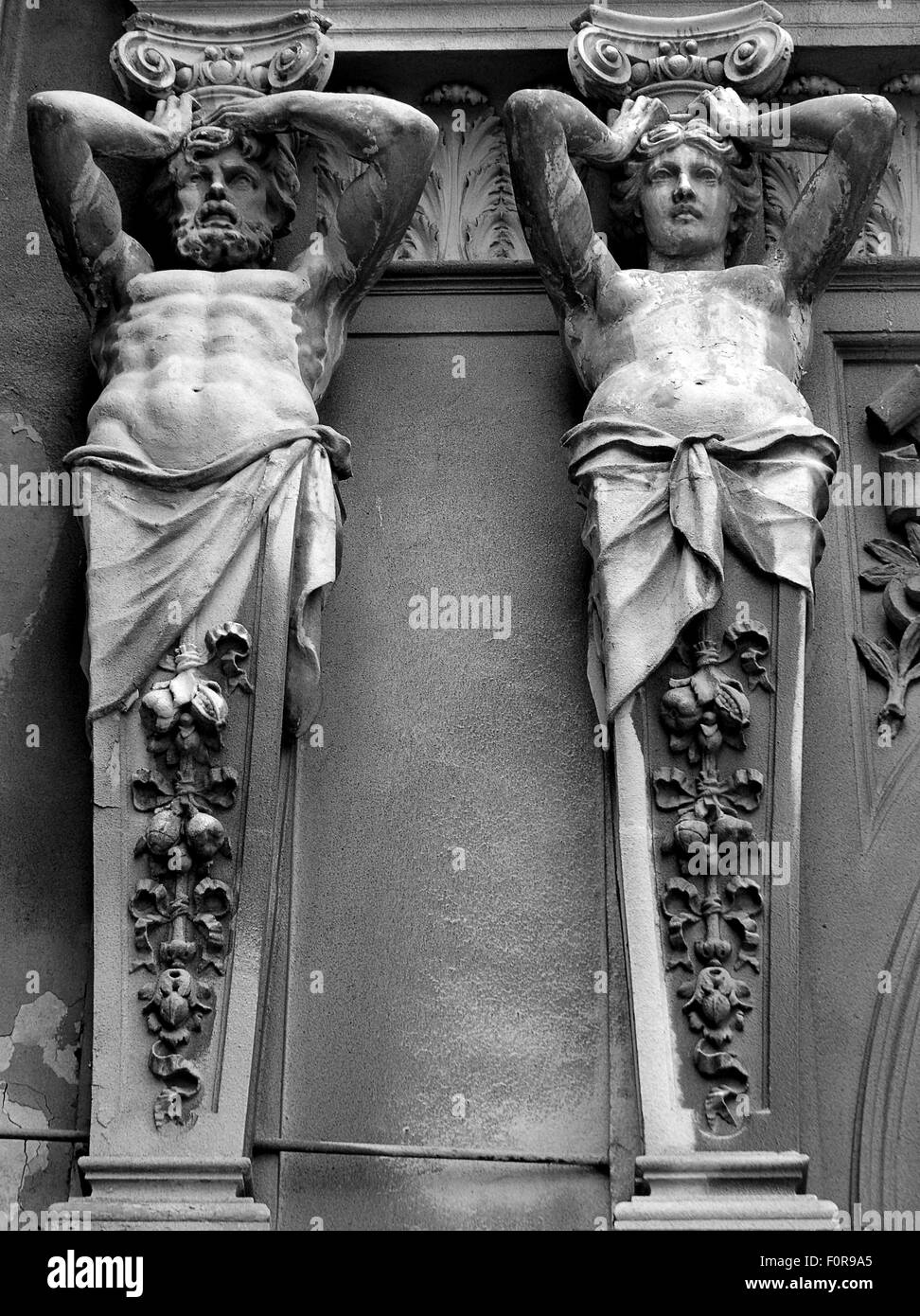 Neo-klassischen Statuen über dem Eingang zu den glasüberdachten Arkaden in Bukarest, Rumänien Stockfoto