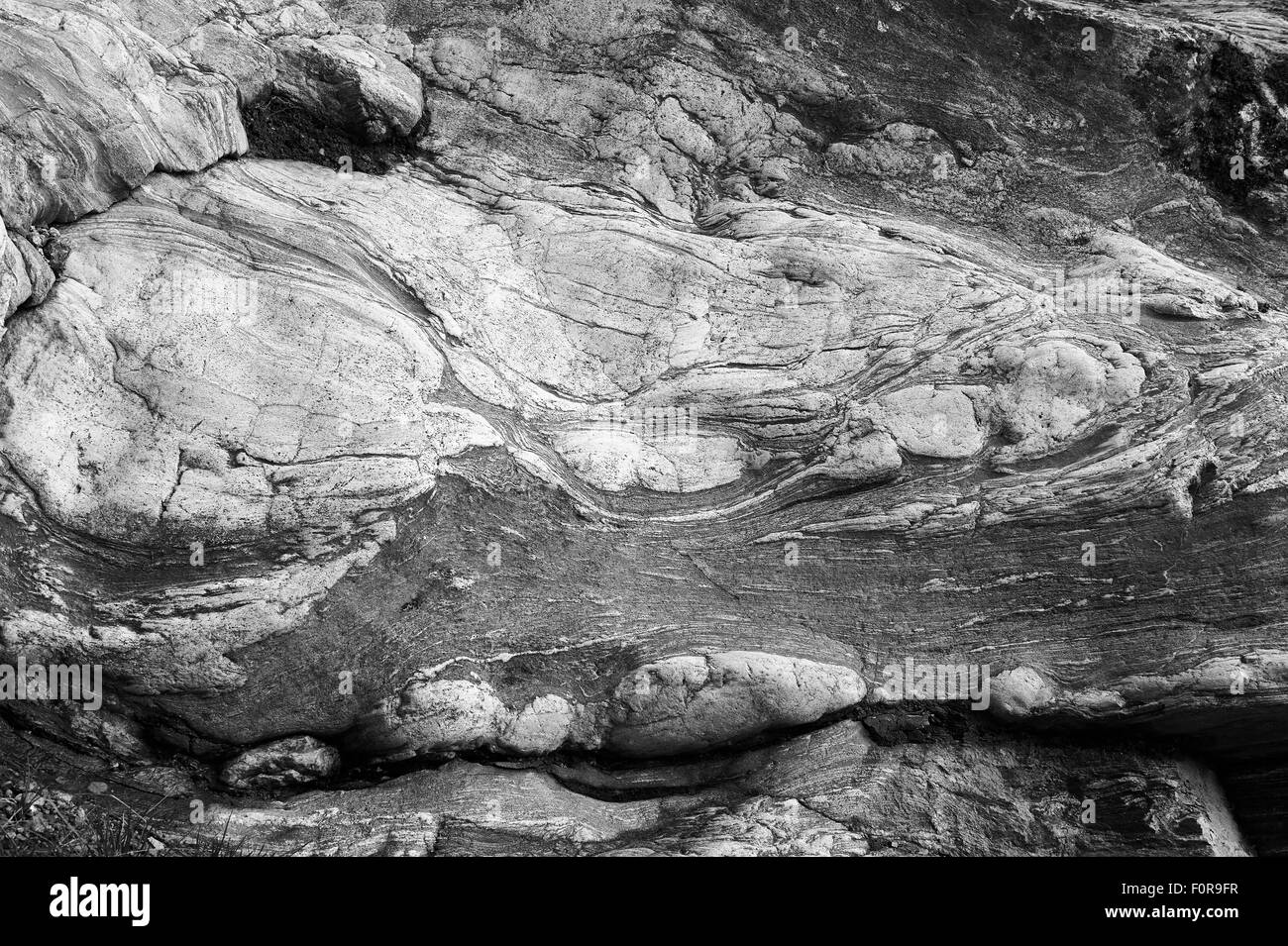Metamorpher Felsstrukturen in geologischen Aufschlüssen unterhalb der Briksdalsbreen-Gletscher, Olden, Norwegen. Stockfoto