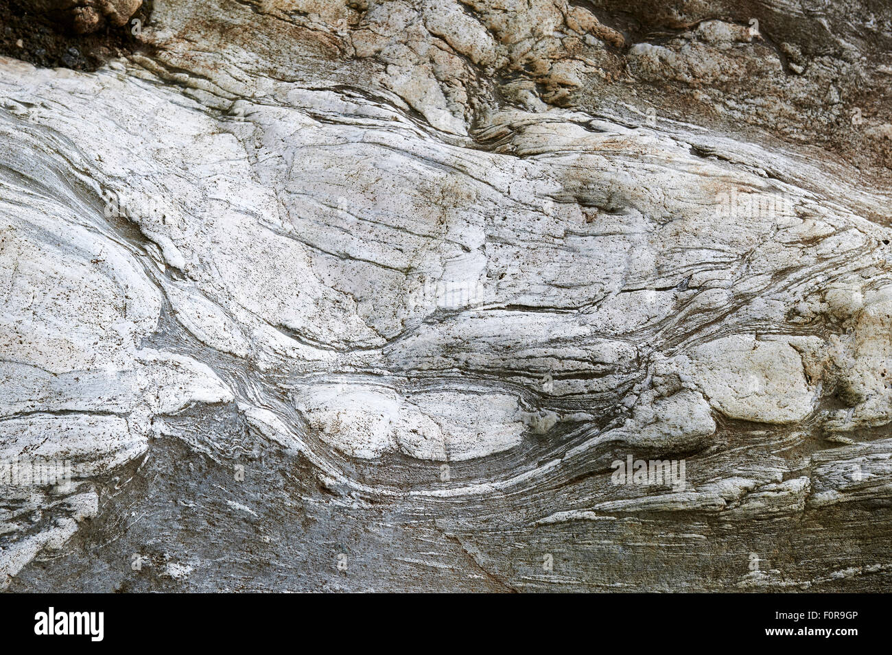 Metamorpher Felsstrukturen in geologischen Aufschlüssen unterhalb der Briksdalsbreen-Gletscher, Olden, Norwegen. Stockfoto