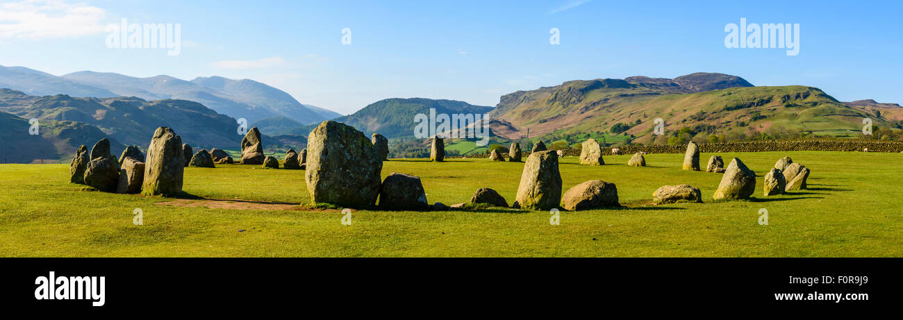 Genähte Panorama der Castlerigg Steinkreis, Lake District, England, mit Lakelandpoeten hinter Stockfoto