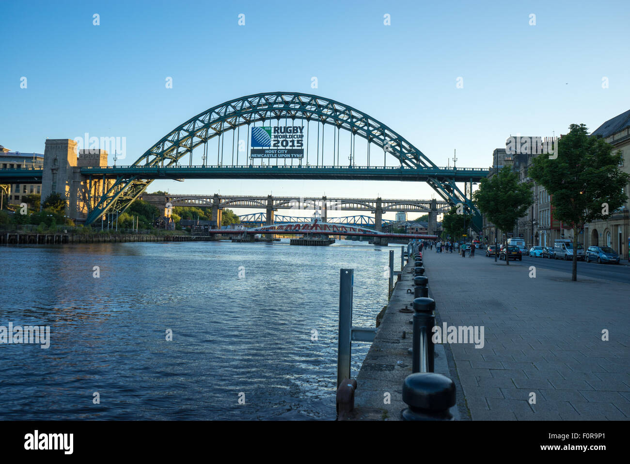 Tyne Bridge, Newcastle Upon Tyne, mit Rugby World Cup 2015 Host City Anzeige auf. Stockfoto