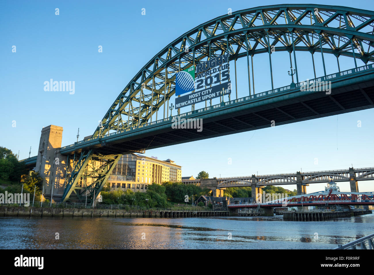 Tyne Bridge, Newcastle Upon Tyne, mit Rugby World Cup 2015 Host City Anzeige auf. Stockfoto