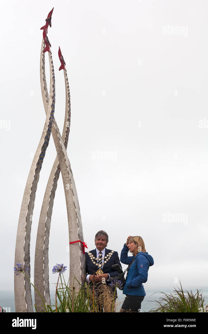 Bournemouth, UK. 20. August 2015. Bürgermeister von Bournemouth Cllr John Adams bindet ein rotes Band um das Denkmal für Red Arrow pilot Flt Lt Jon Egging am vierten Jahrestag seines Todes, wenn seine Red Arrow-Flugzeug nach einer Anzeige beim Bournemouth Air Festival stürzte. Es wird erwartet, dass viele andere beteiligen und eigene Band um ihren Respekt, Erinnerung und dank erstelle ich eine bunte Hommage an den Piloten zu markieren. Bildnachweis: Carolyn Jenkins/Alamy Live-Nachrichten Stockfoto