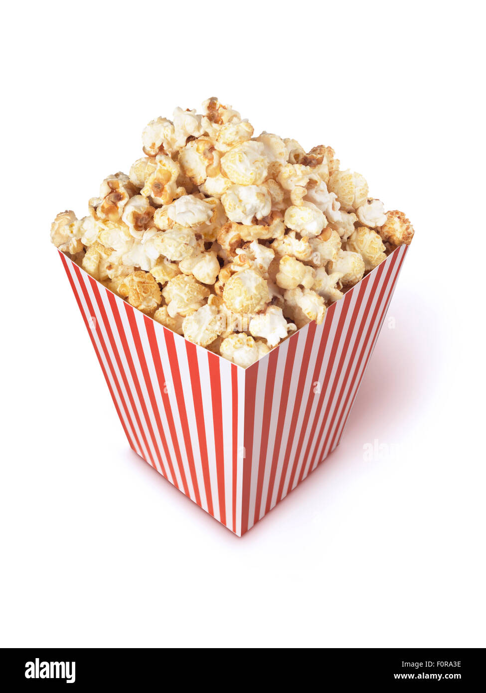 Film Popcorn isoliert auf weiss mit Beschneidungspfad Stockfoto