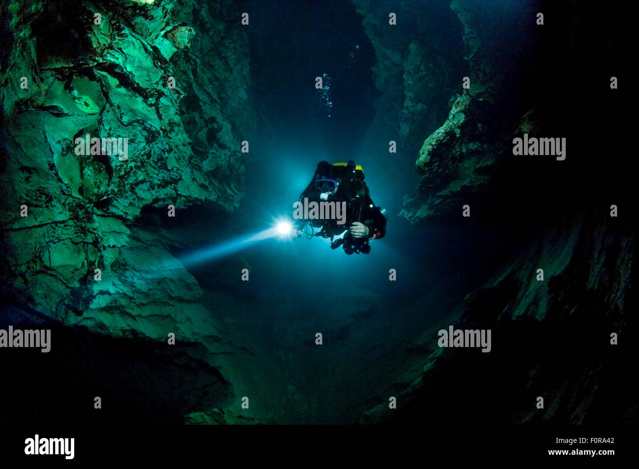 Cave Diver, Matej Mihailovski, Erkundung der Molnár János Höhle unter der Stadt Budapest, Ungarn, Mai 2009 Stockfoto