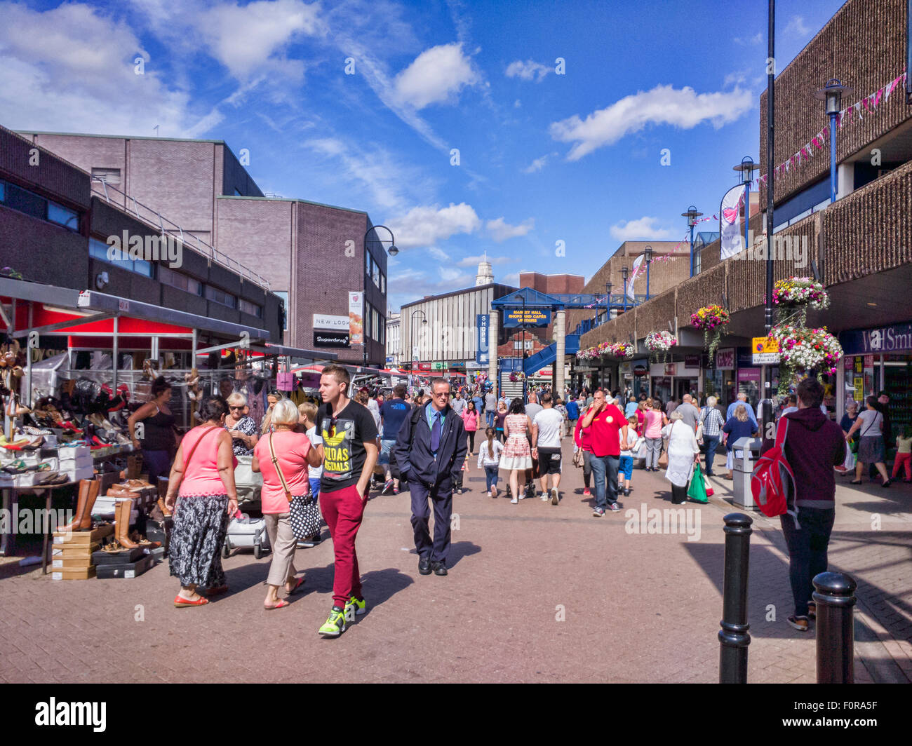 Outdoor-Markt im Zentrum von Barnsley, South Yorkshire an einem sonnigen Sommertag. Stockfoto