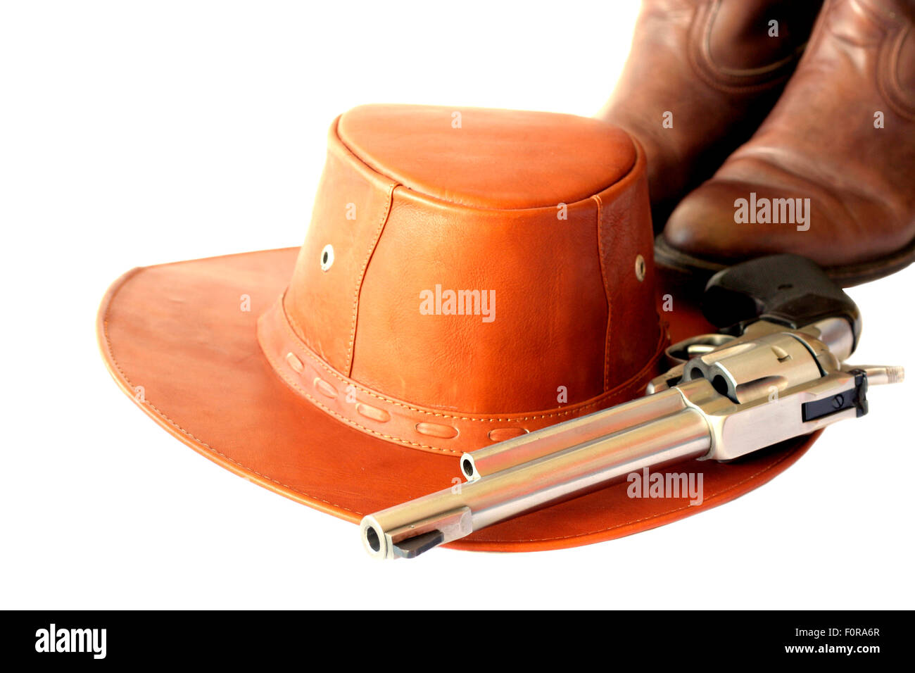 Cowboy-Hut Wit Lederstiefel und eine Pistole, isoliert auf weiss Stockfoto