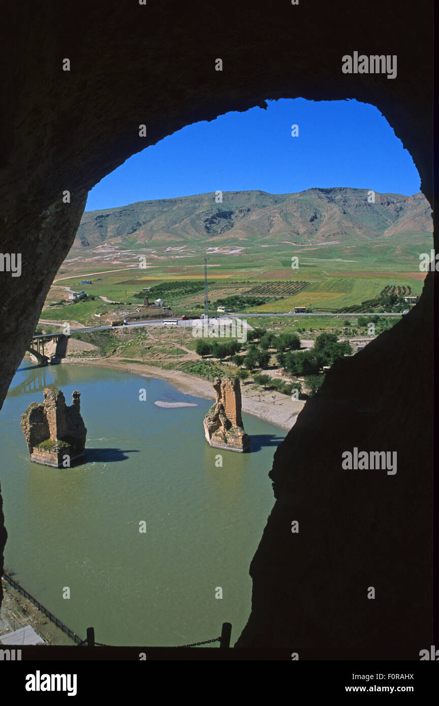 Alte Brücke von der Zitadelle aus gesehen, die jetzt vom Ilisu-Staudamm überflutet wird, Hasankeyf am Tigris-Fluss, Batman-Provinz, Südosten der Türkei Stockfoto