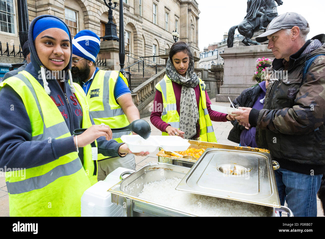 Edinburgh, UKI. 19. August 2015. Während die Stadt lebendig mit den verschiedenen Festivals ist nimmt die Edinburgh-Sikh-Tempel auf den Straßen von Edinburgh jeden Mittwoch um die Obdachlosen und Bedürftigen von Edinburgh zu ernähren. Bildnachweis: Richard Dyson/Alamy Live-Nachrichten Stockfoto