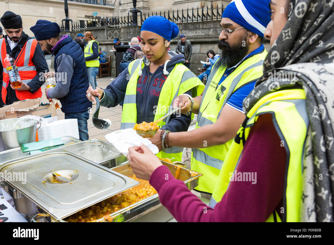 Edinburgh, UKI. 19. August 2015. Während die Stadt lebendig mit den verschiedenen Festivals ist nimmt die Edinburgh-Sikh-Tempel auf den Straßen von Edinburgh jeden Mittwoch um die Obdachlosen und Bedürftigen von Edinburgh zu ernähren. Bildnachweis: Richard Dyson/Alamy Live-Nachrichten Stockfoto