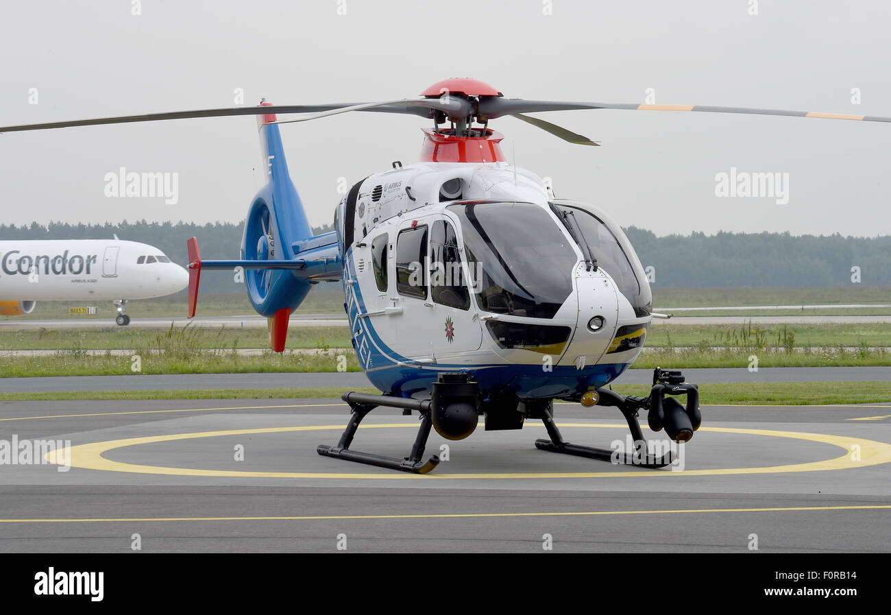 Hannover, Deutschland. 20. August 2015. Ein neue Polizei-Hubschrauber des Typs H 135 P2 steht auf einem Feld des Flughafens in Hannover, Deutschland, 20. August 2015. Niedersachsen-Innenminister übergeben eines der zwei neuen Maschinen, die zentrale Police Department in Niedersachsen. Der Staat plant Ausgaben in Höhe von 21 Millionen Euro für die beiden neuen Maschinen, Wartung Material und die Ausbildung der Besatzung. Foto: HOLGER HOLLEMANN/Dpa/Alamy Live News Stockfoto