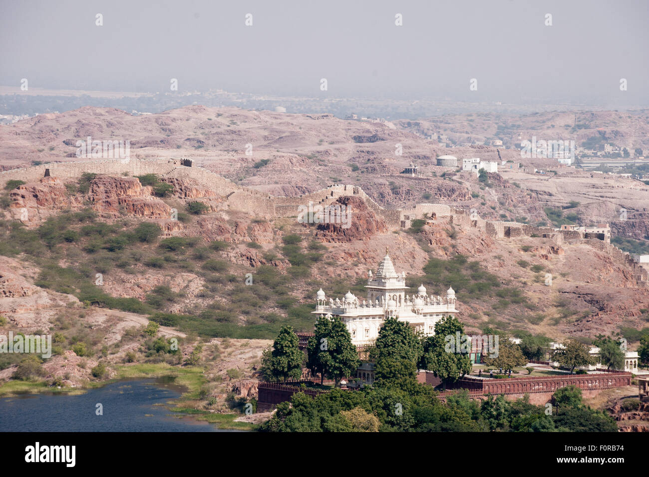 Jodhpur, Indien. Jaswant Thada Mausoleum. Weiße Marmor Kenotaph, im Speicher des Maharadschas. Trockene Landschaft. Stockfoto