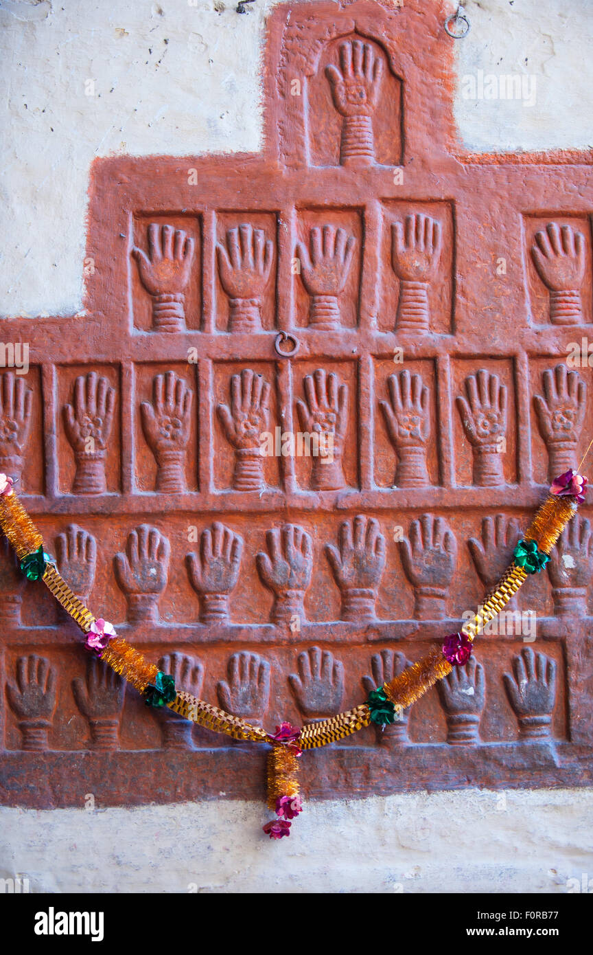 Jodhpur, Indien. Mehrangarh Fort von Marwar Herrscher. Rote Handabdrücke der Frauen des Maharadschas Suttee am Eisernen Tor Loha Pol unterzogen. Stockfoto