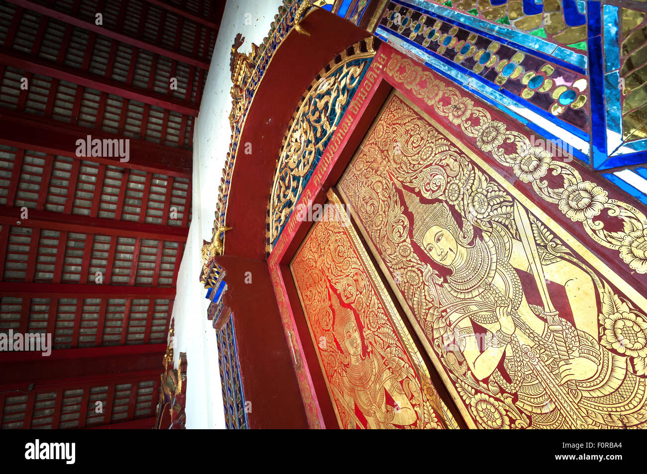 Verzierten Eingang zu den wichtigsten Gebet Hall von Wat Phra Singh, Chiang Mai, Thailand Stockfoto