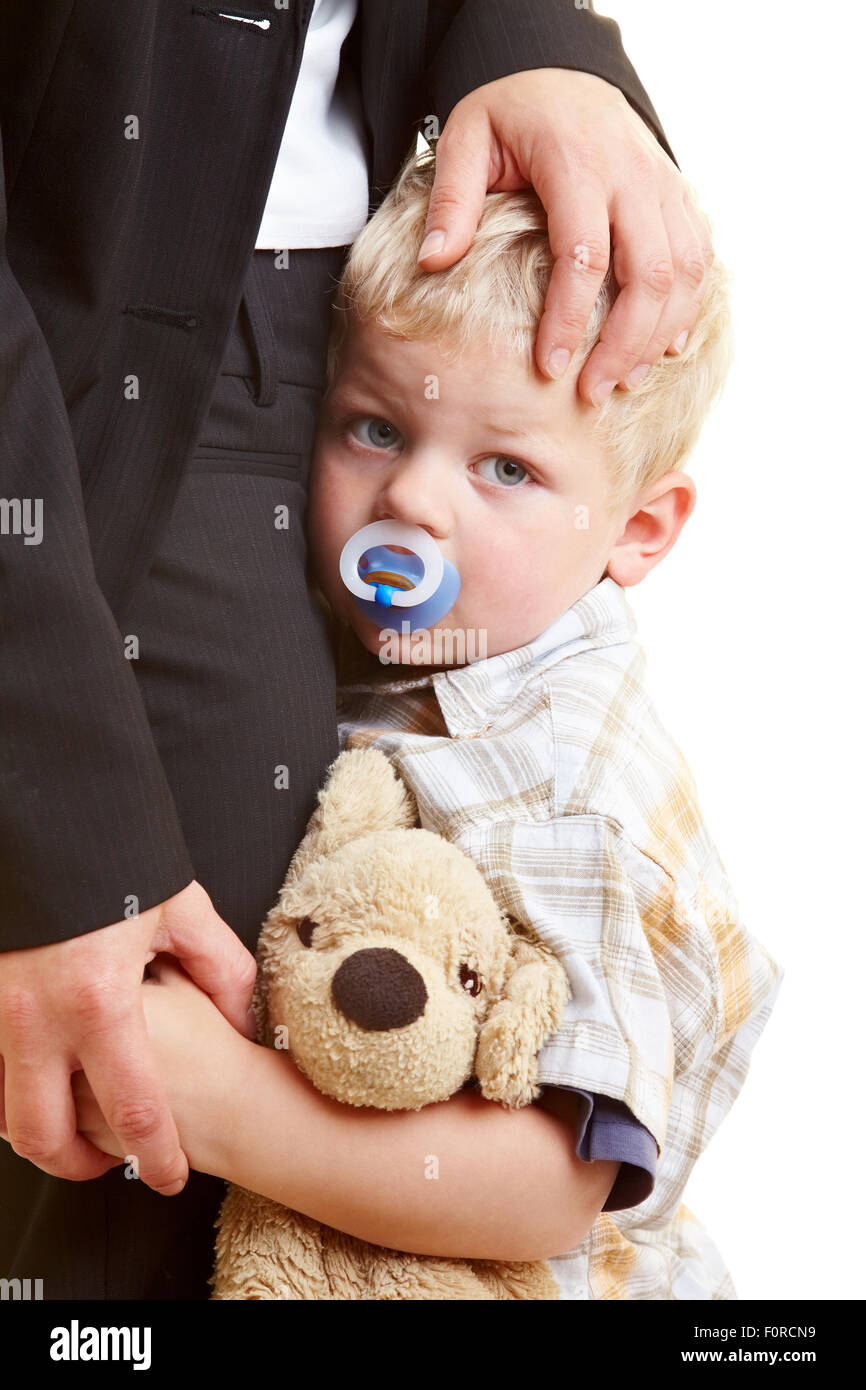 Trauriges Kind umarmt seine Mutter Stockfoto