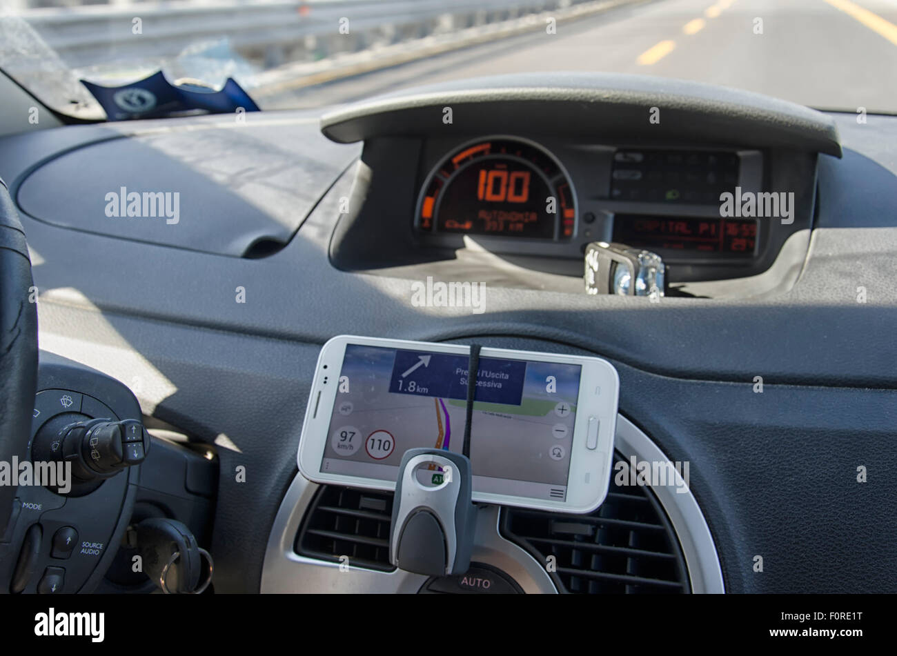 Telefonieren wie ein Navigationssystem im Auto Stockfoto