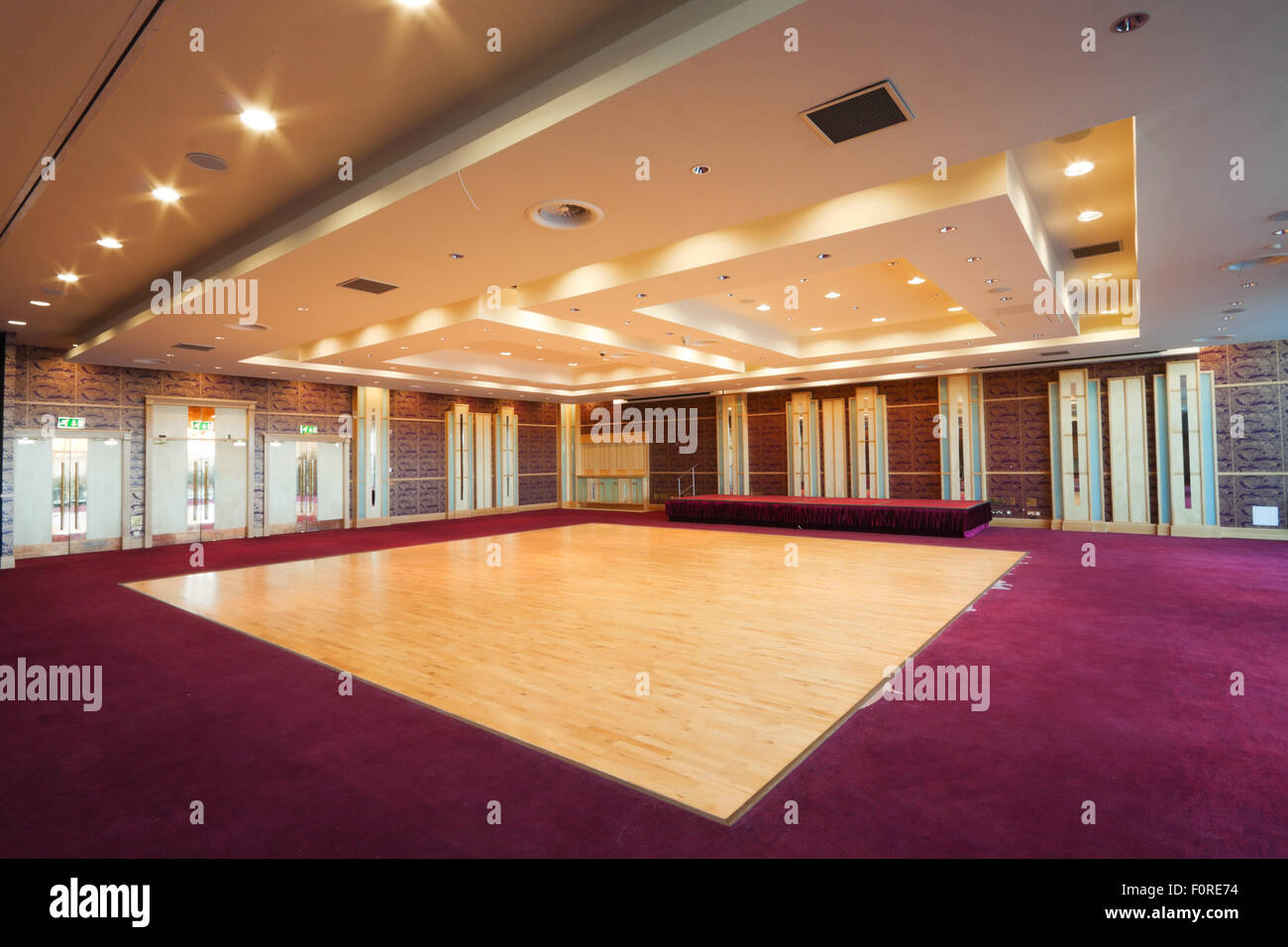 Riesige Halle Interieur mit hölzernen Tanzboden, roter Teppich und Decke mit Lichtern im Hotel Stockfoto